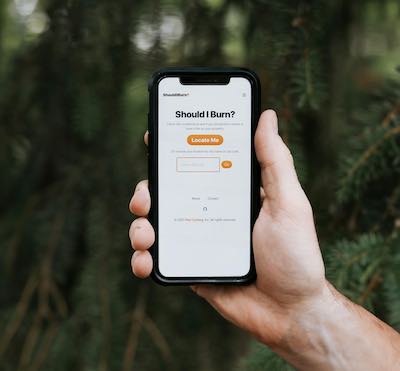 Someone using the ShouldIBurn.com app to check the conditions